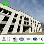 Edificio de oficinas de tres pisos con estructura de acero